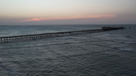 Wunderschöner-Sonnenuntergang-Mit-Brücke-Und-Dahinter-Untergehender-Sonne