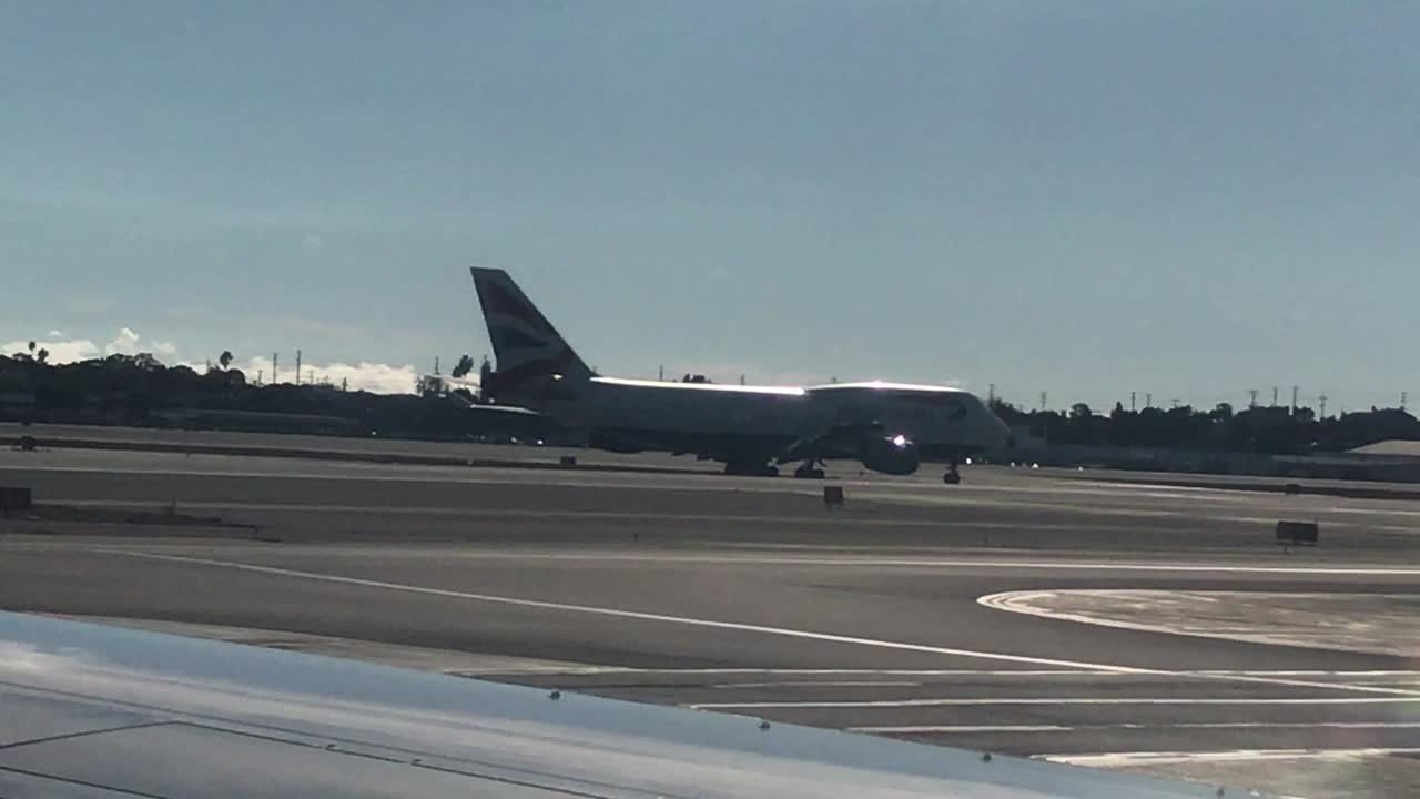 avión retrocede desde la terminal