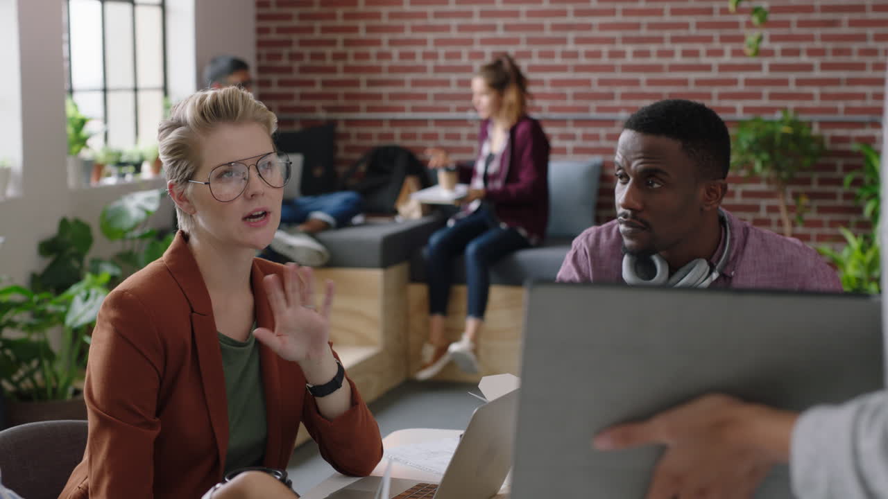 grupo multiétnico de ingenieros que desarrollan aplicaciones de software móvil líder del equipo mujer que usa computadoras tablet digitales compartiendo ideas mostrando a los accionistas la línea de tiempo de desarrollo en la presentación de la oficina