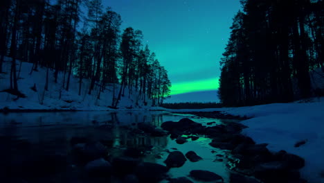 Impresionante-Lapso-De-Tiempo-De-Movimiento-Cinematográfico-De-Día-A-Noche-De-La-Aurora-Sobre-Una-Corriente-Helada