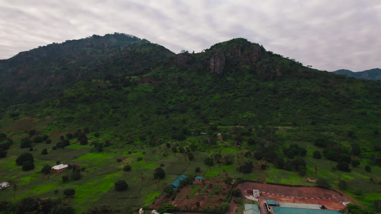una montaña brumosa a lo largo de una carretera en tanga