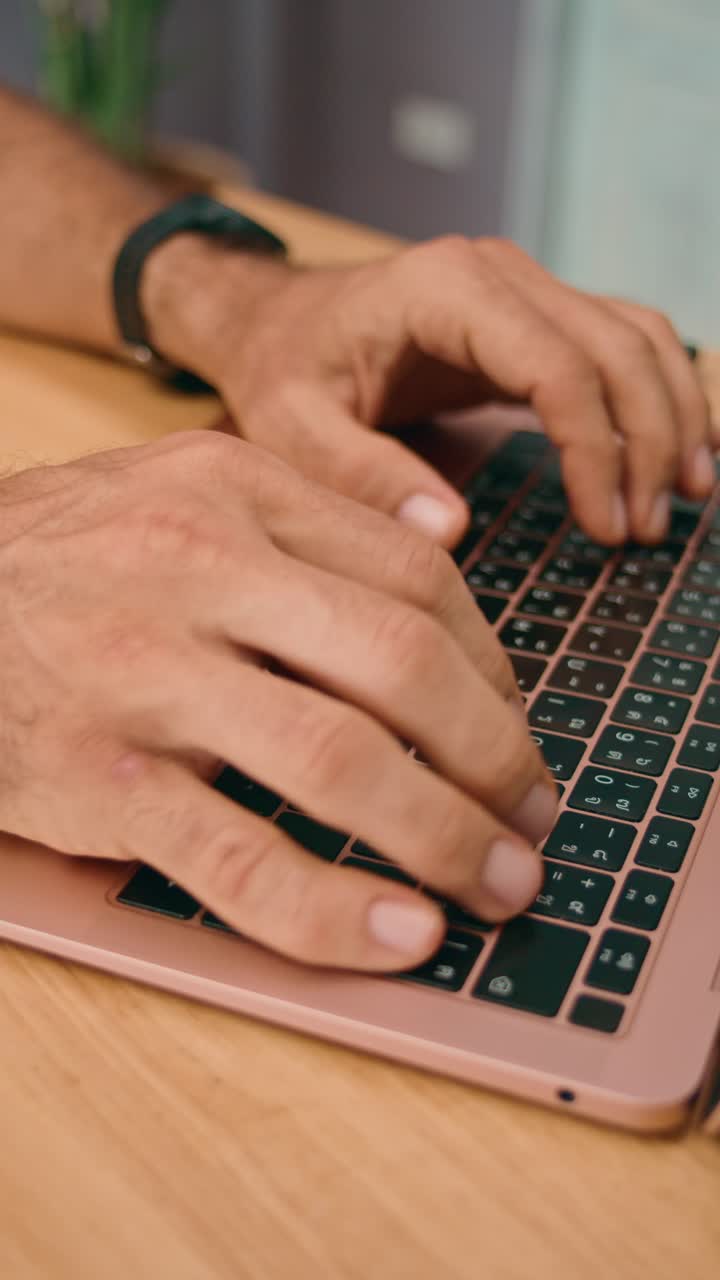 persona escribiendo en una computadora portátil