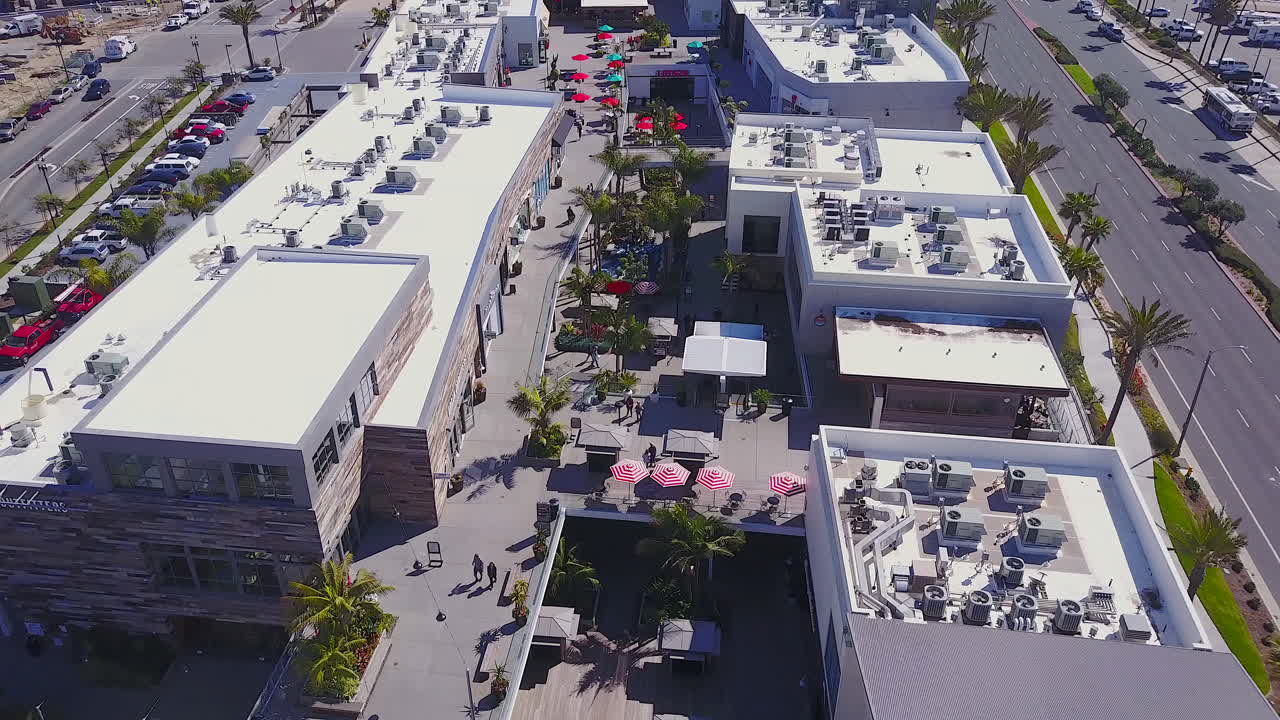 캘리포니아 헌팅턴 비치의 태평양 도시와 태평양 연안 고속도로의 항공 영상