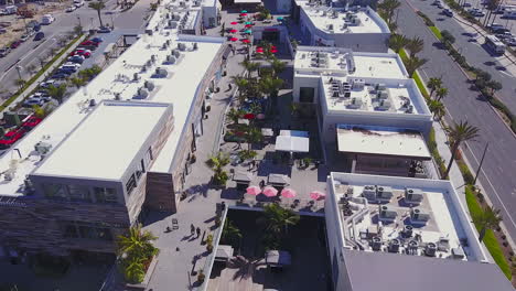 imágenes aéreas de la ciudad del pacífico y la autopista de la costa del pacífico en huntington beach, california