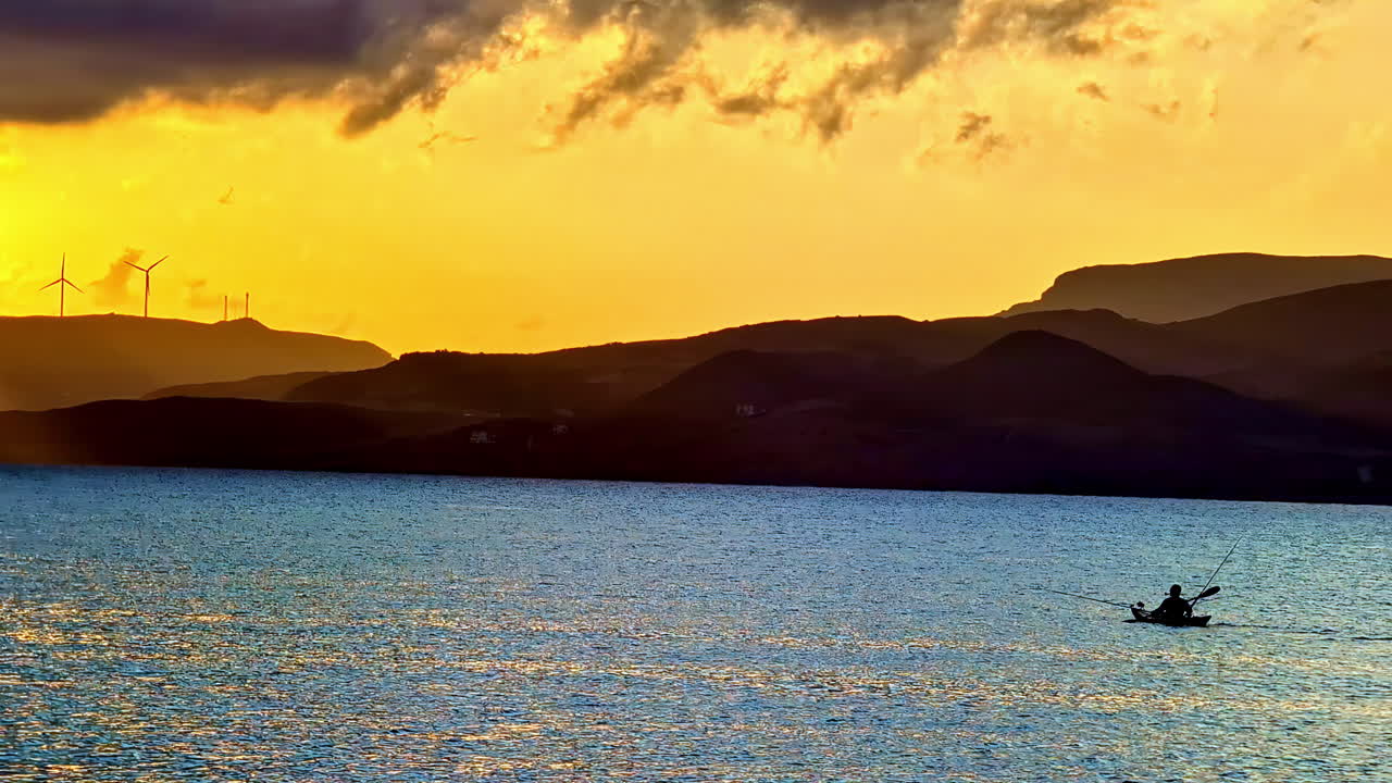 Barco de Pesca na Praia do Pôr do Sol Perto da Cidade de Sitia em Lasithi, Creta, Grécia. Plano Aberto