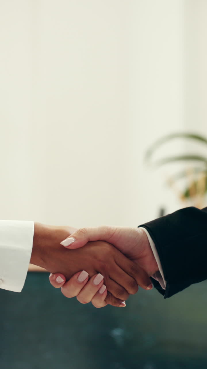 Primo piano di due persone d'affari che si stringono la mano