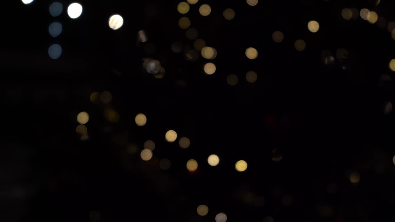 bokeh de luces de guirlandas. foco suave borroso. la guirlanda está parpadeando. luces de la ciudad por la noche. estado de ánimo navideño