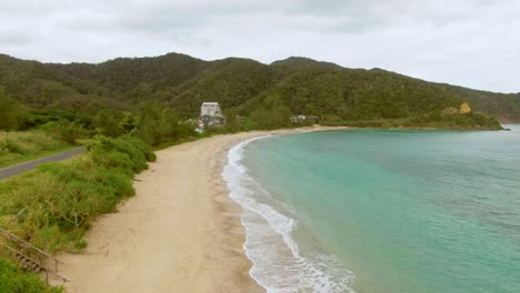 Vuelo-De-Drones-A-Lo-Largo-De-La-Costa-Arenosa-De-La-Isla-Tropical-Amami,-Japón