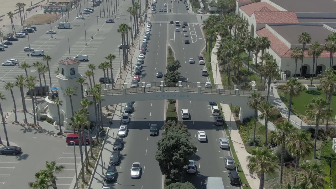 drone volando hacia huntington beach cross walk bridge en pch