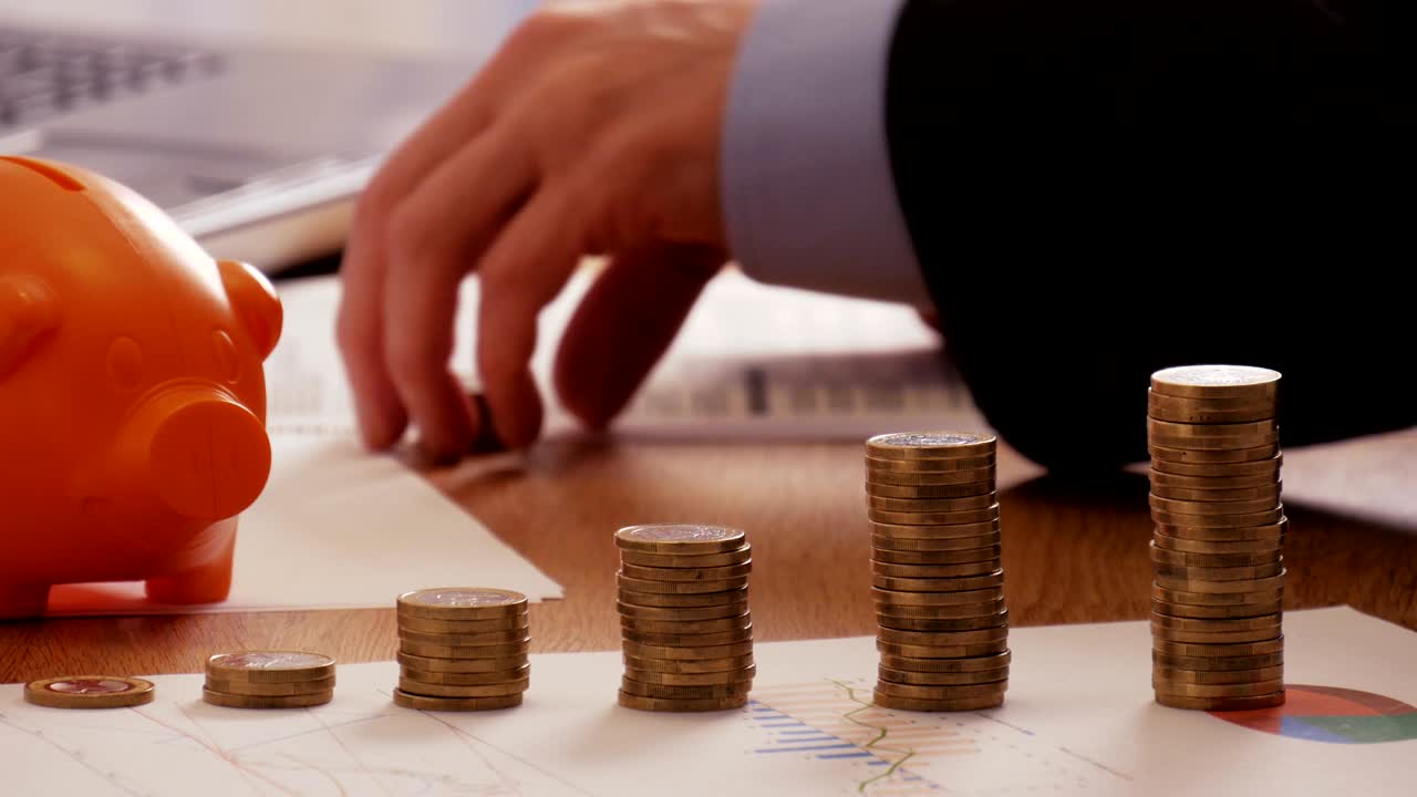 un empresario exitoso calcula los costos para aumentar la rentabilidad