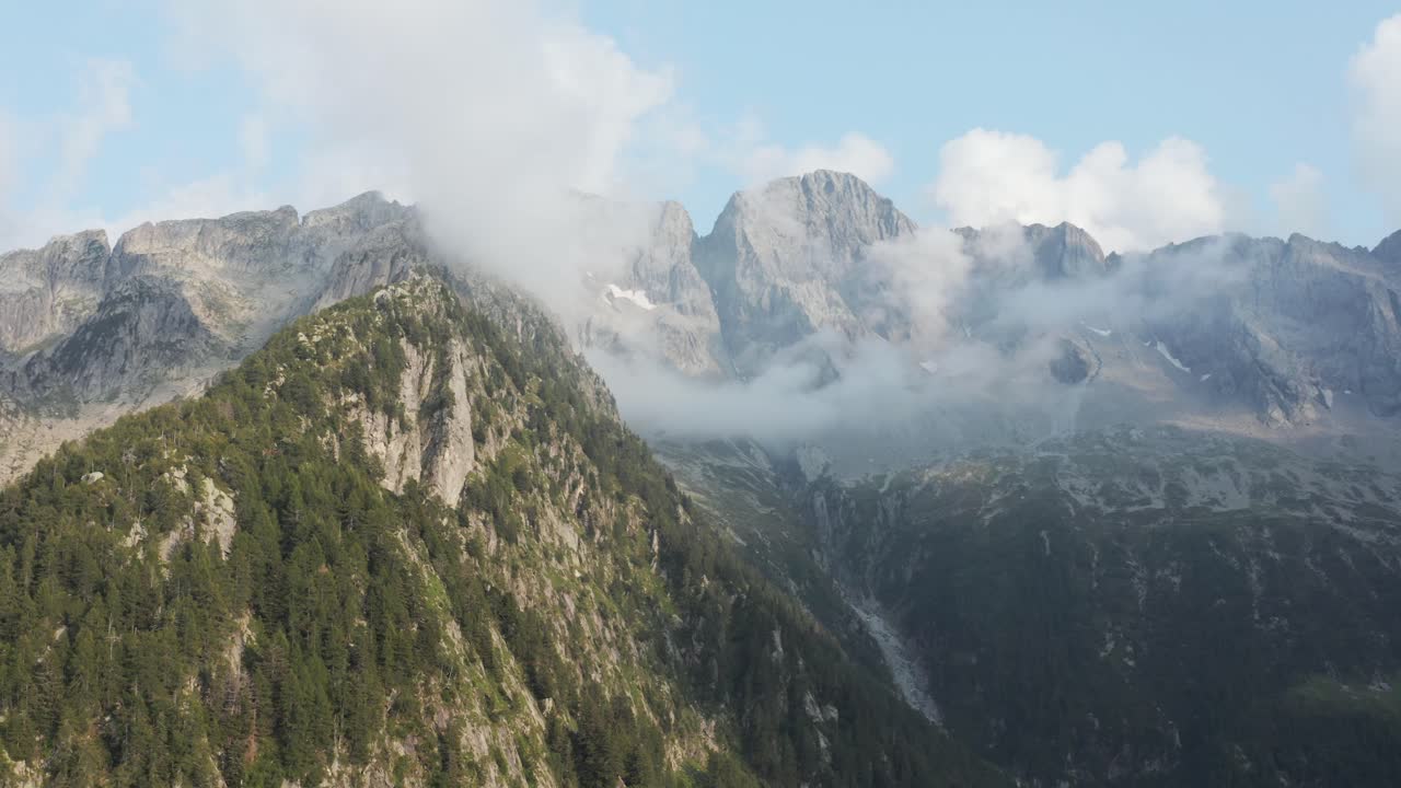 vista aérea de drones de monte gruf, monte conco, val bregaglia, valchiavenna, italia