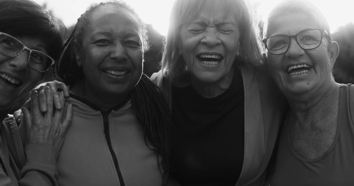 Femmes seniors diverses et heureuses riant ensemble en noir et blanc