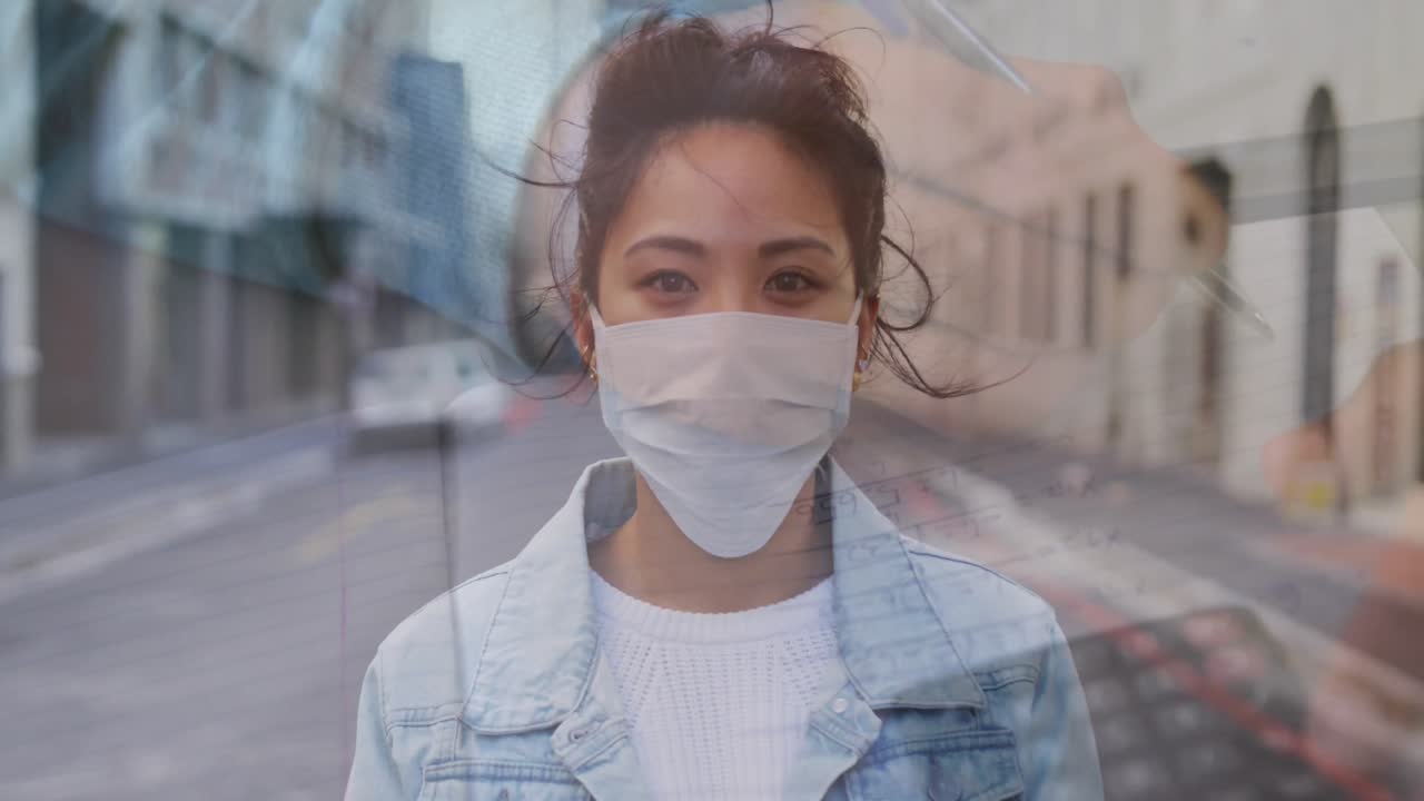 el papeleo y la calculadora sobre la mujer con la máscara.