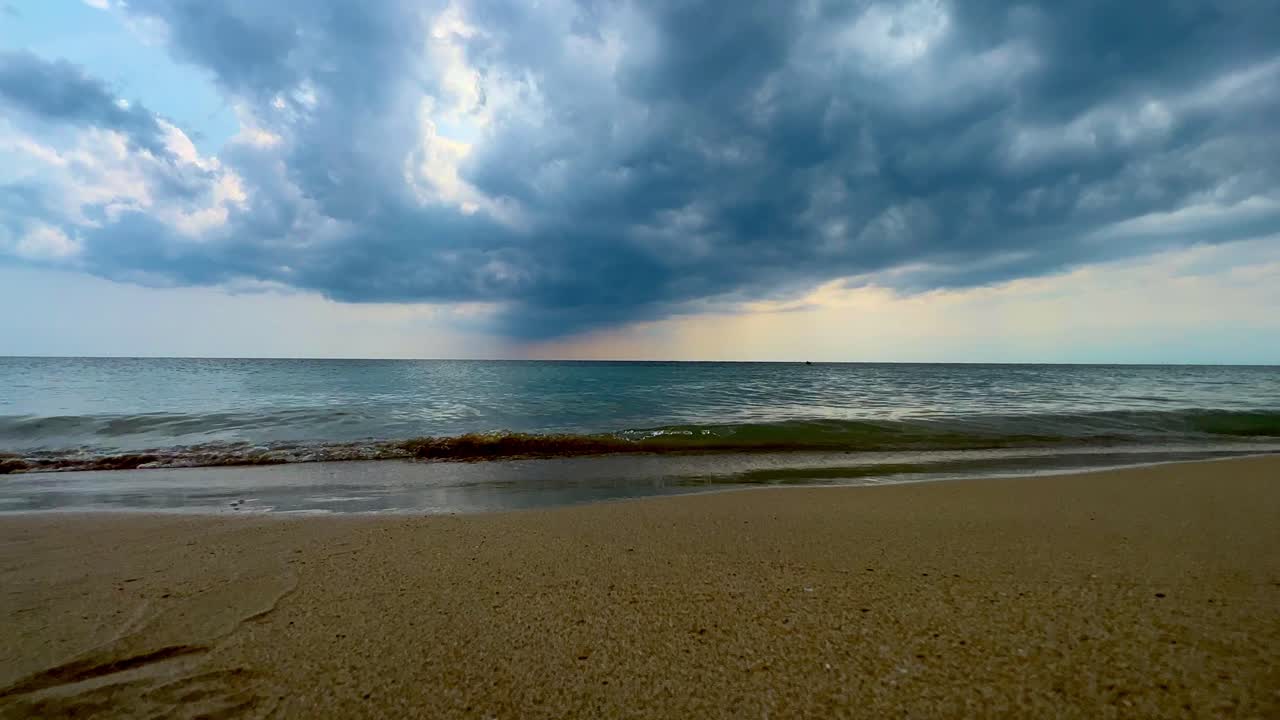 Cielo nuvoloso e nuvole sopra il mare calmo e