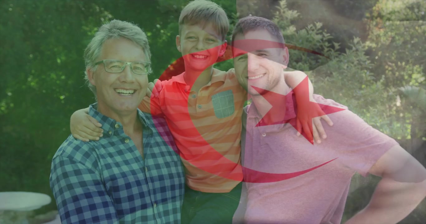 Anziano, padre e figlio in posa nel cortile, con una sovrapposizione di bandiera che sfuma e colora il ritratto per scopi di marketing.