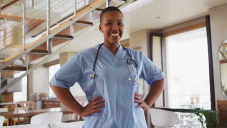 Retrato-De-Una-Feliz-Doctora-Afroamericana-Mirando-A-La-Cámara