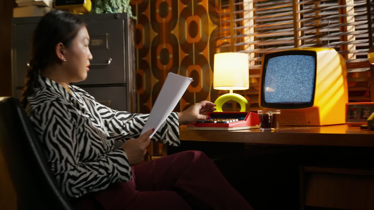 여성이 일하는 레트로 사무실 장면
