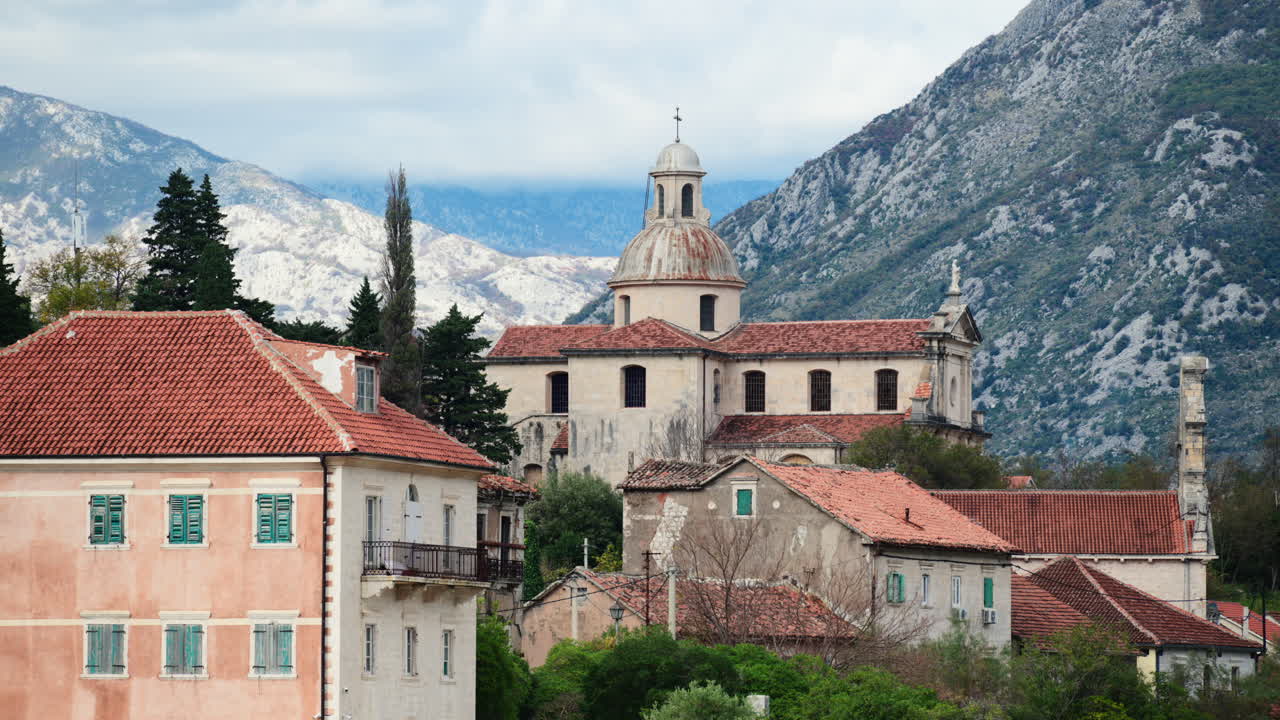 Wieś Prčanj prezentująca architekturę przybrzeżną i Kościół Narodzenia Najświętszej Maryi Panny.