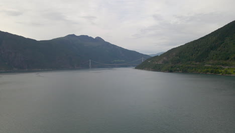 Die-Hardanger-Hängebrücke-über-Den-Hardangerfjord,-Norwegen