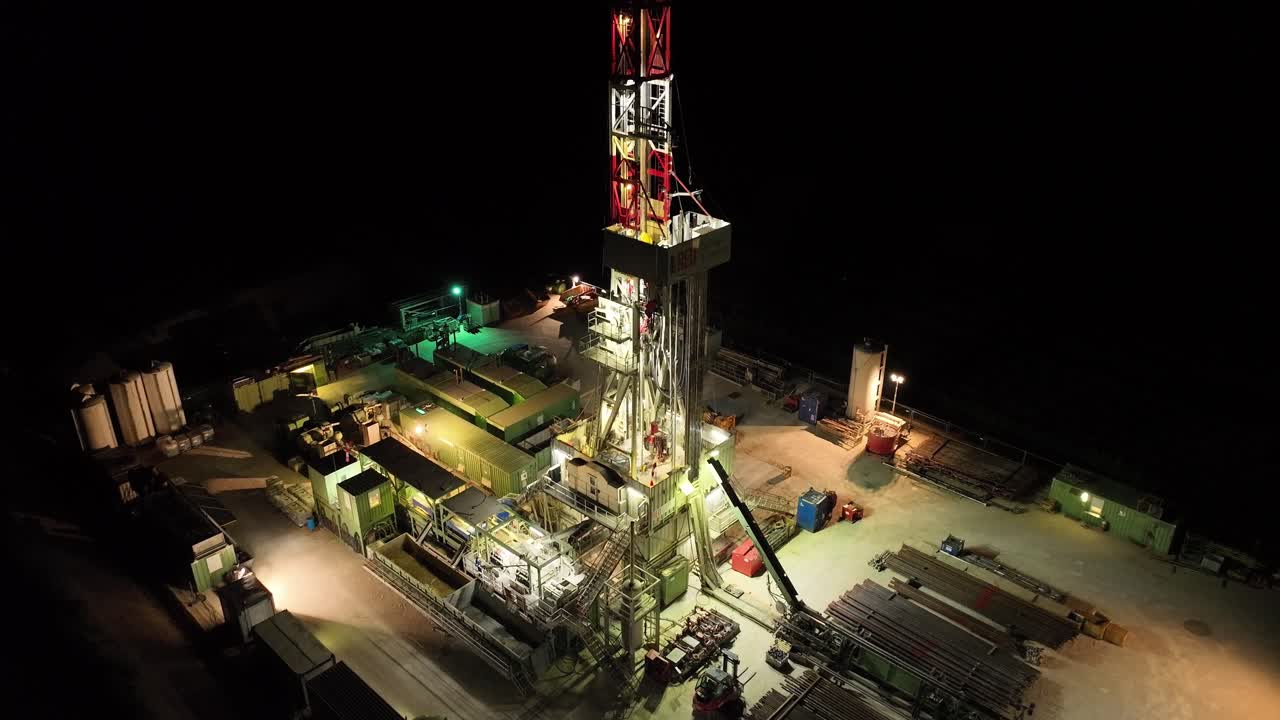 estación de perforación de gas y petróleo vista nocturna - fotografía aérea