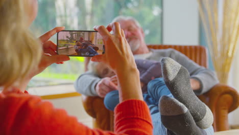 Abuela-Tomando-Fotos-Del-Abuelo-Y-La-Nieta-Durmiendo-Juntos-Durante-El-Día-En-Casa