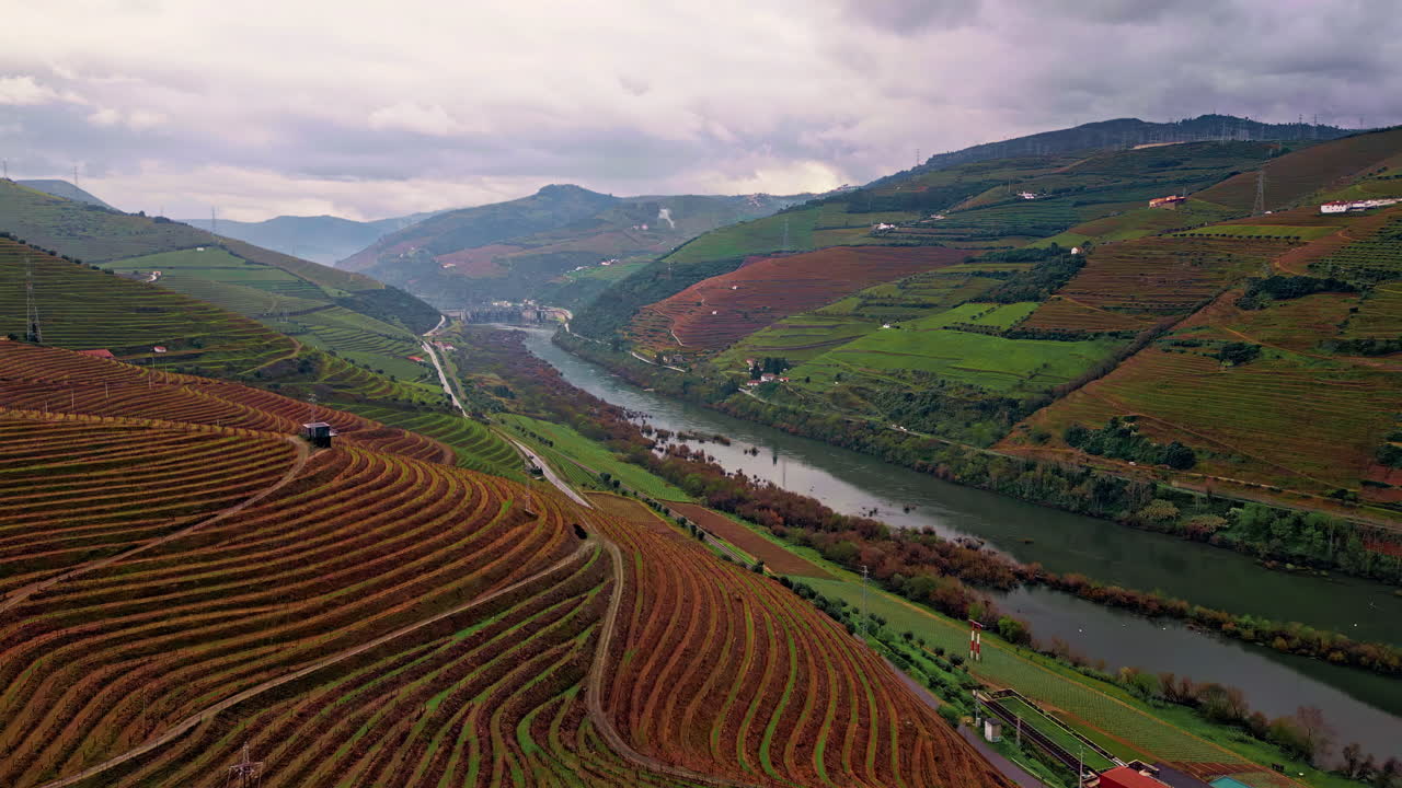 Panorama mozzafiato di verdi pendii con cielo nuvoloso. Campi agricoli terrazzati