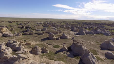 sprookjesachtige schoorsteen hoodoo-formaties dot landschap van melkriviervallei