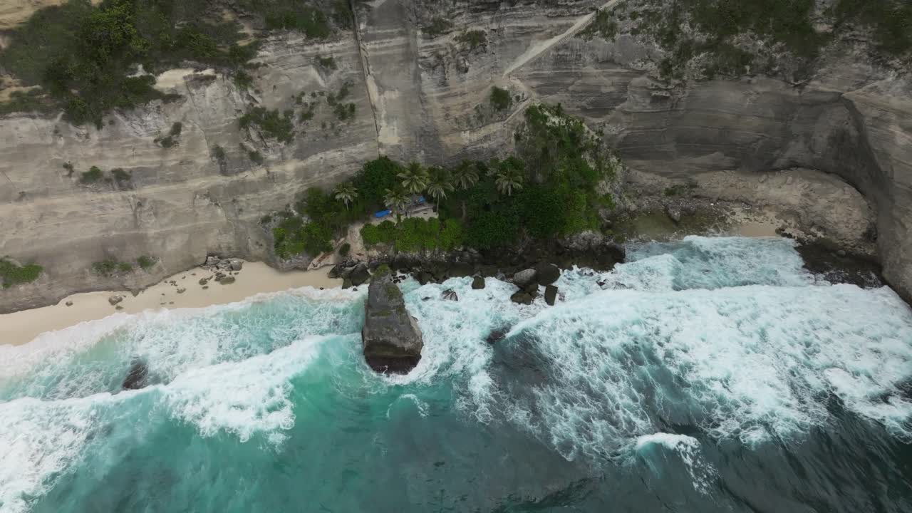 Bali Nusa Penida Diamond Beach from the rocks to the ocean Drone Shot (DJI Mavic 3 Classic 4K30FPS)
