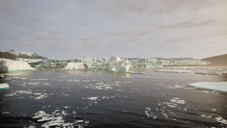 impresionante vista de enormes icebergs en el océano