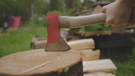 Holz-Hacken-In-Zeitlupe.-Arbeiter-Beim-Holzhacken-Im-Freien