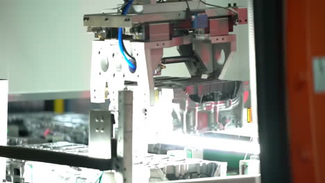 fabricación de robots modernos innovadores fábrica innovadora en interiores equipada con maquinaria robótica equipo pesado de producción dedicado