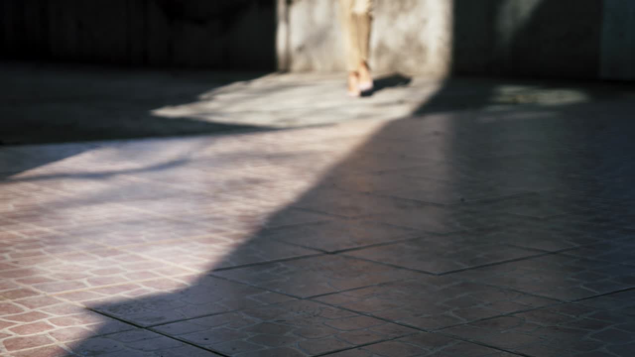 아침에 일하러 가는 젊은 사업가의 다리. 느린 동작