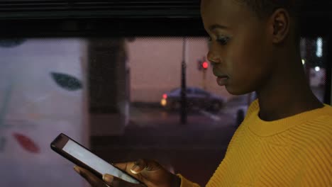 mujer usando una tableta digital mientras viaja en el autobús 4k