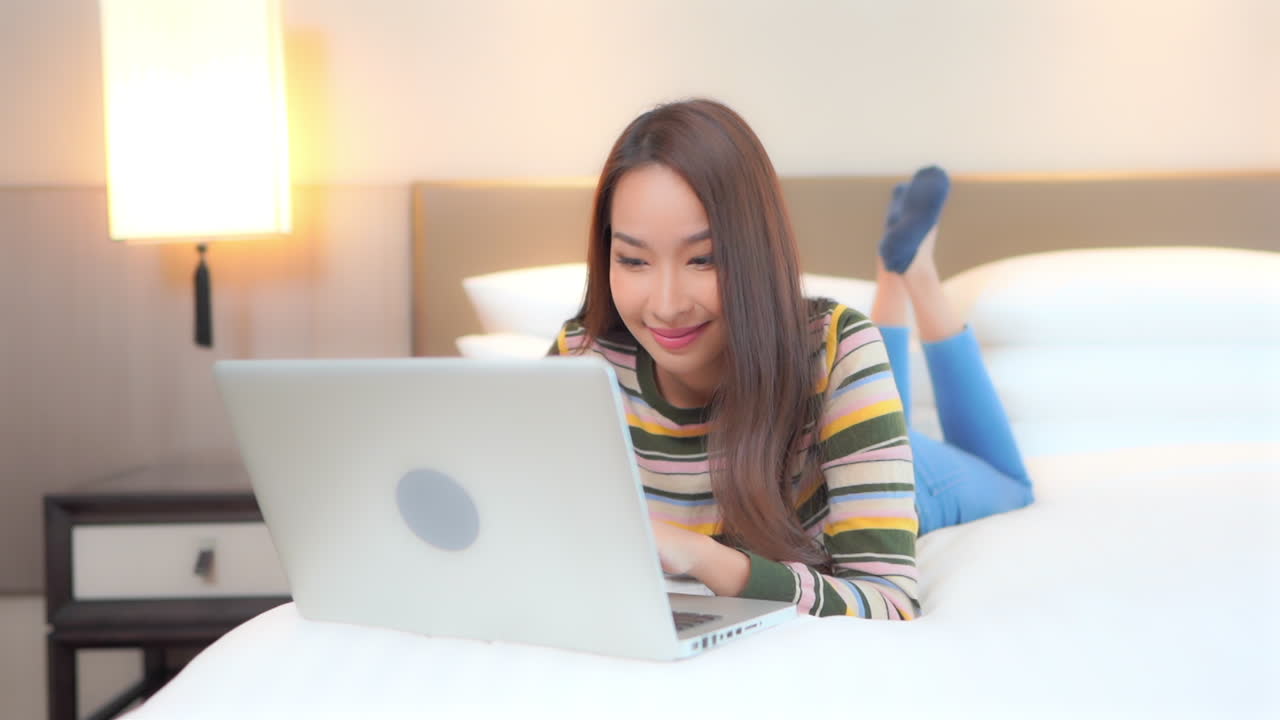 집에서 작은 승리를 축하하는 아시아 청소년