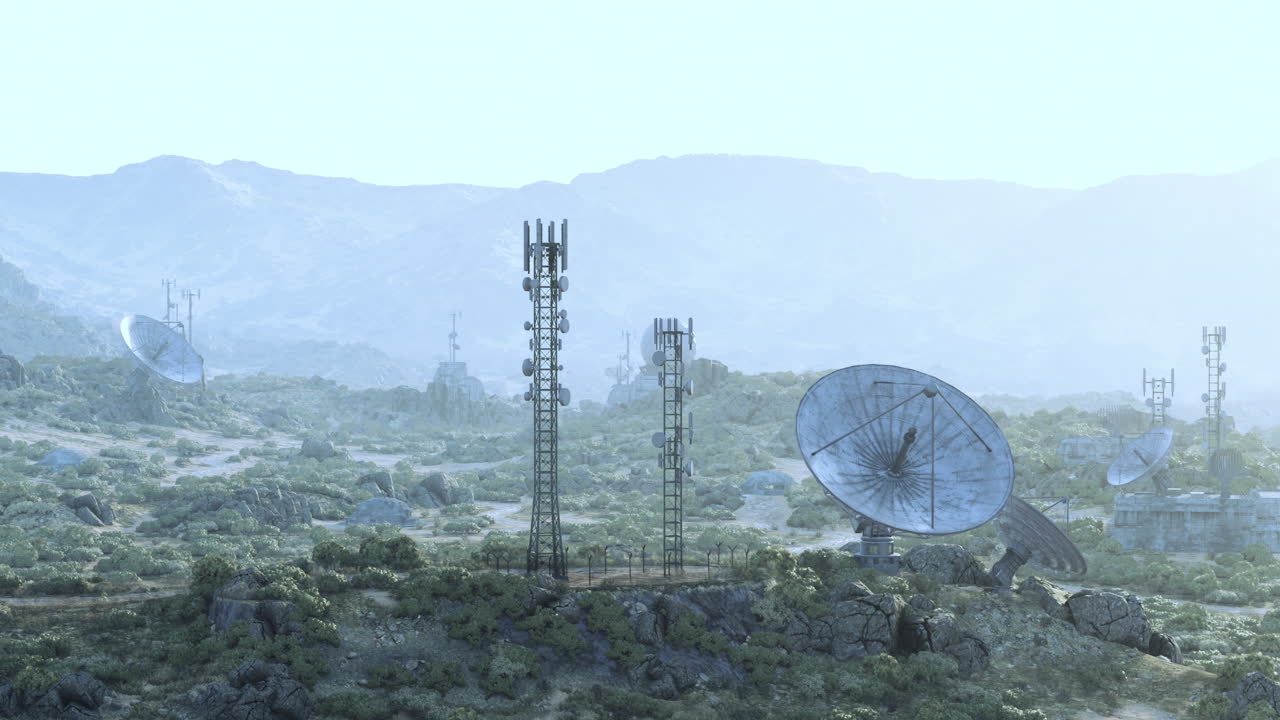 산 위의 위성 접시와 라디오 타워