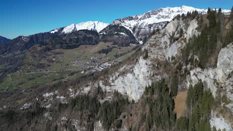 el pueblo de amden weesen, suiza, visto a lo largo de los acantilados desde el aire