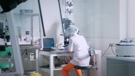 científico que trabaja en un laboratorio