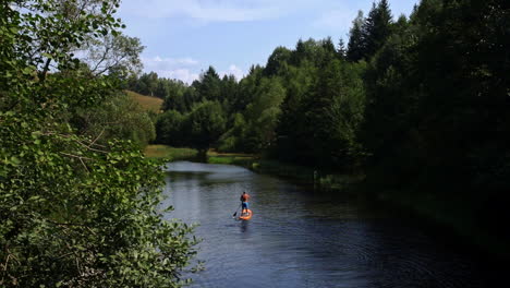 Man-with-pagaia,-runs-along-the-river-2