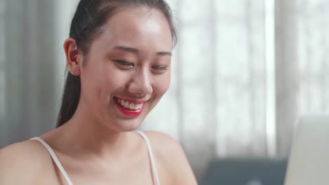화장을 하는 여자