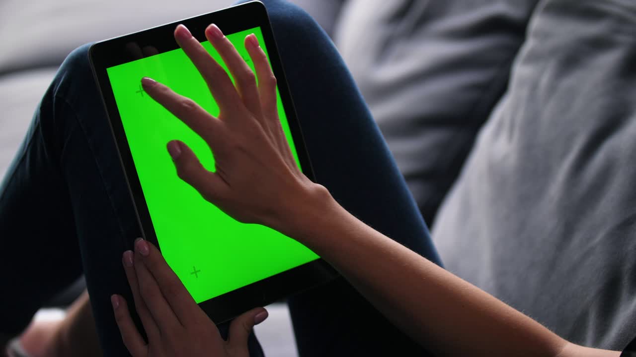 la pantalla verde de la llave de croma de la tableta del ipad. los toques femeninos, los golpes, los deslizamientos.