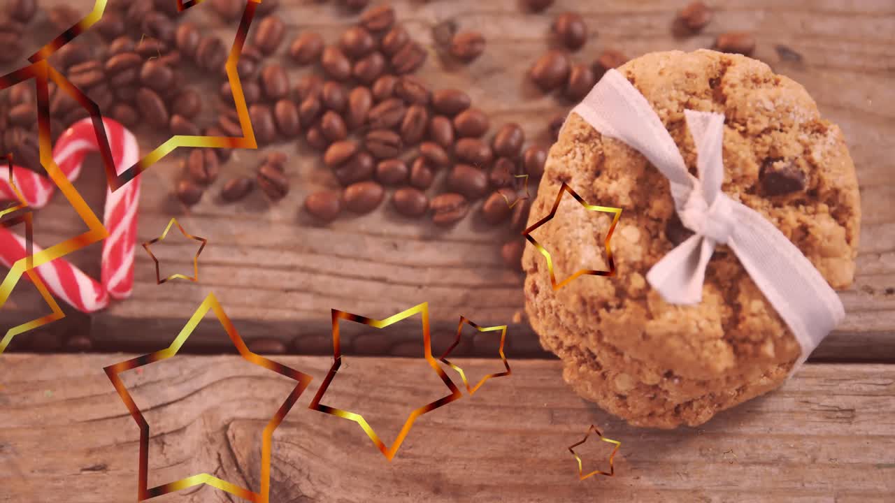 크리스마스 쿠키, 커피 콩 및 사탕 막대기 위에 황금 별의 애니메이션.
