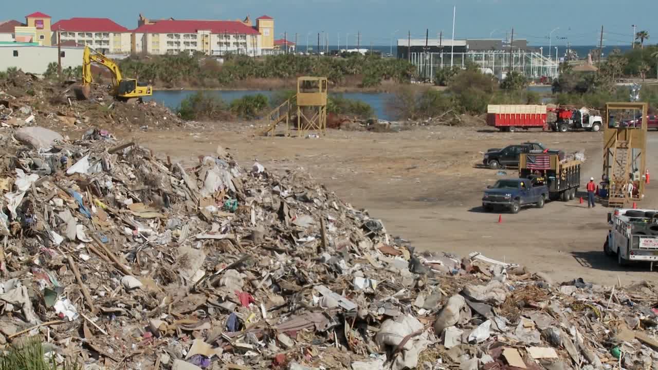 갤버스턴 텍사스 3에서 허리케인 아이크의 황폐화로 인해 쓰레기가 쌓여 있습니다.