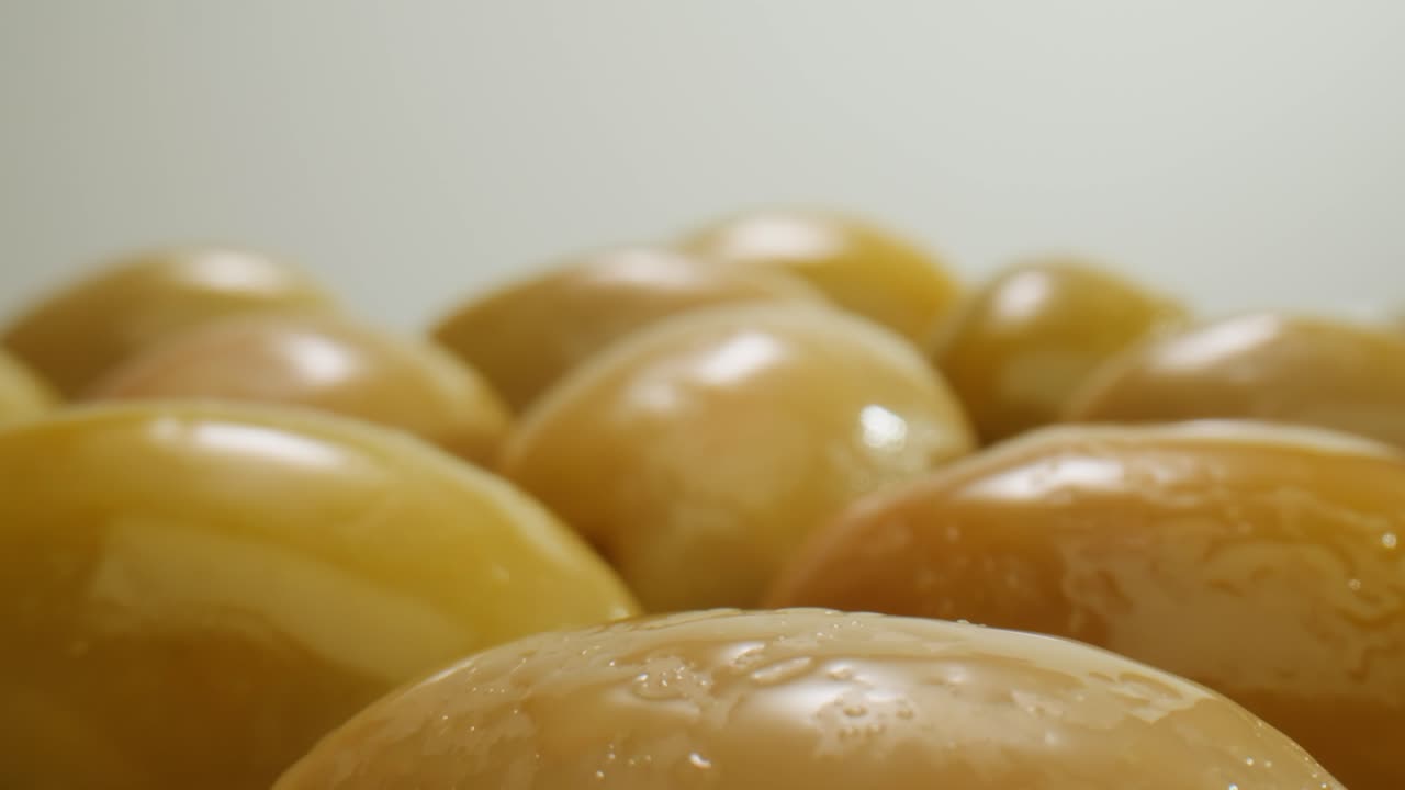 고품질의 4k 영상으로 그리스에서 배경으로 인 둥근 녹색 올리브.