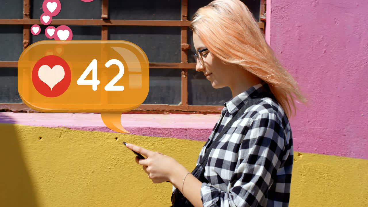 휴대폰 4k를 타이핑하는 동안 보행로를  ⁇ 고 있는 여자