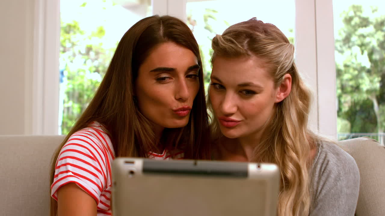 태블릿으로 셀카를 찍는 여성들