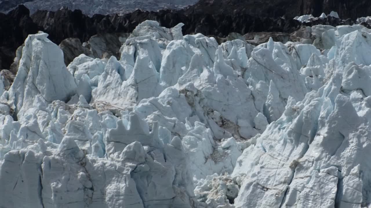 primer plano del hermoso hielo azul del glaciar margerie en alaska