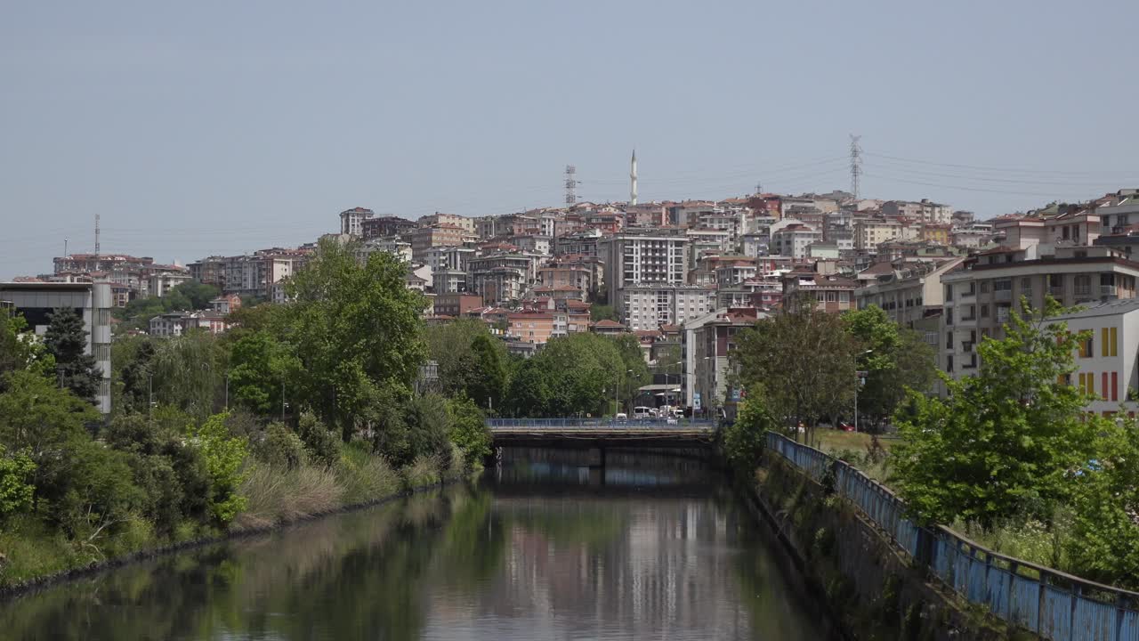 Paesaggio cittadino con fiume e ponte
