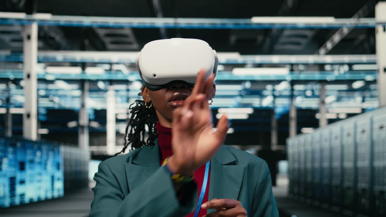 Giovane Donna che Indossa un Visore VR in un Data Center