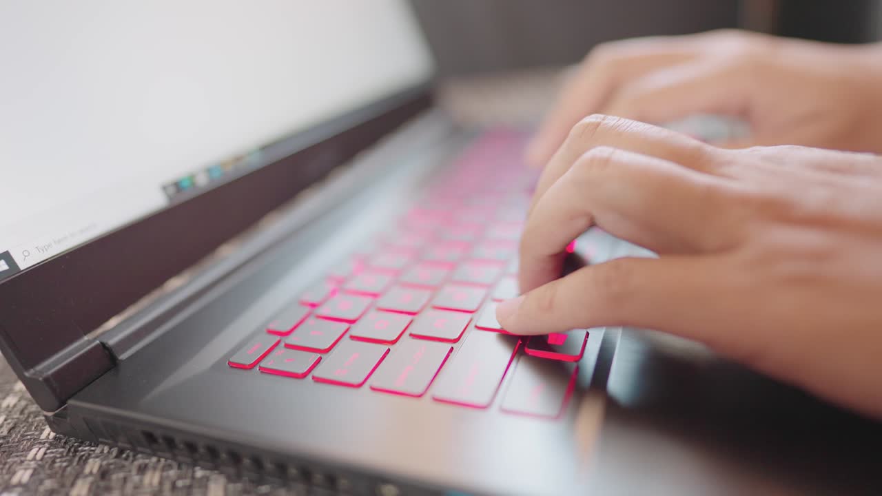 una mujer en primer plano sentada en un sofá escribiendo información en una computadora portátil para comprar en línea en casa