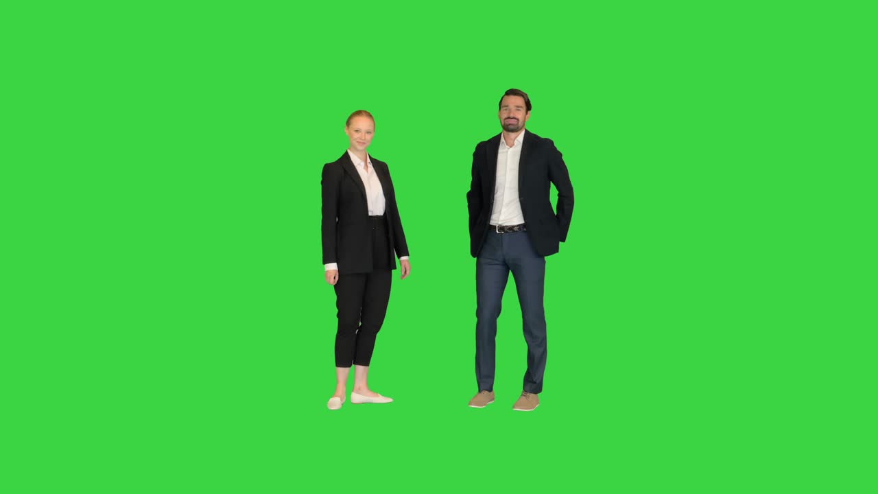 비즈니스맨과 비즈니스맨이 녹색 스크린, 크로마 키에서 손을 흔들고 있습니다.